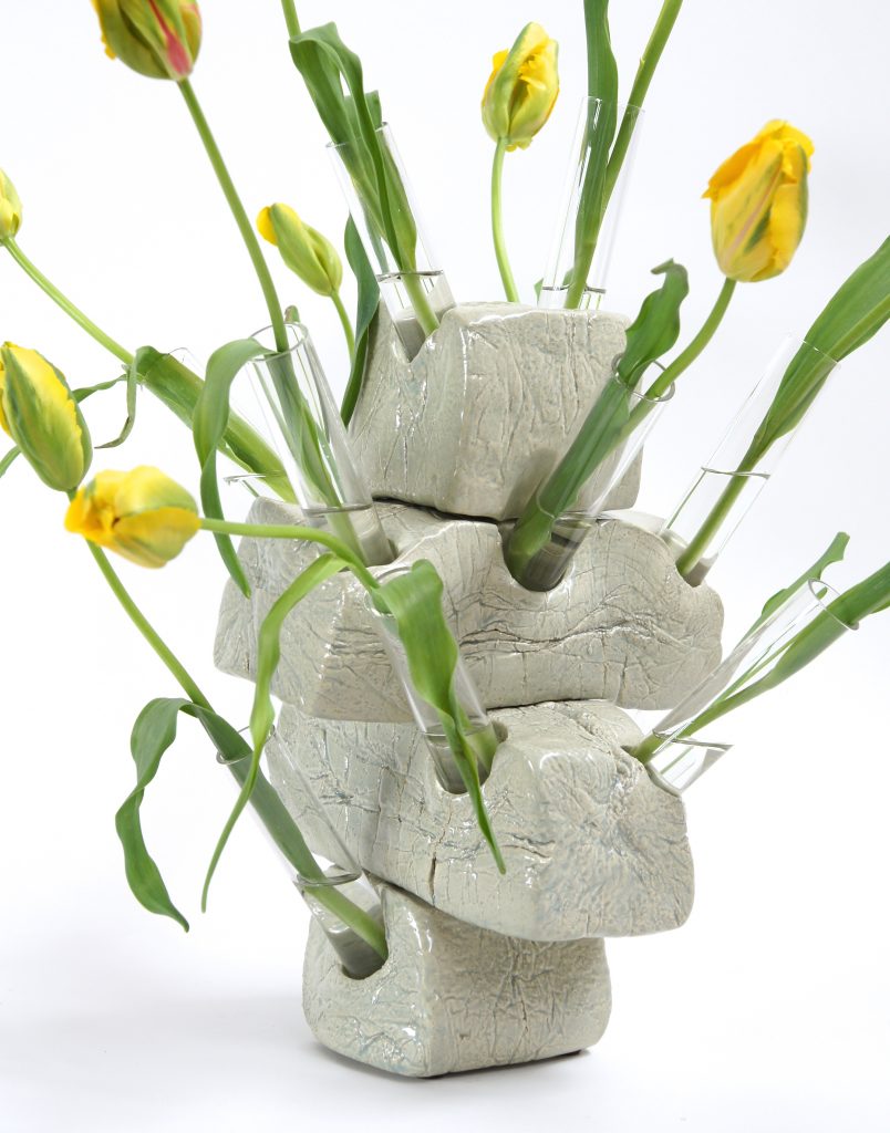 gestapelde 'bakstenen' met tulpenbollen als symbool voor speculatieve handel op de huizenmarkt